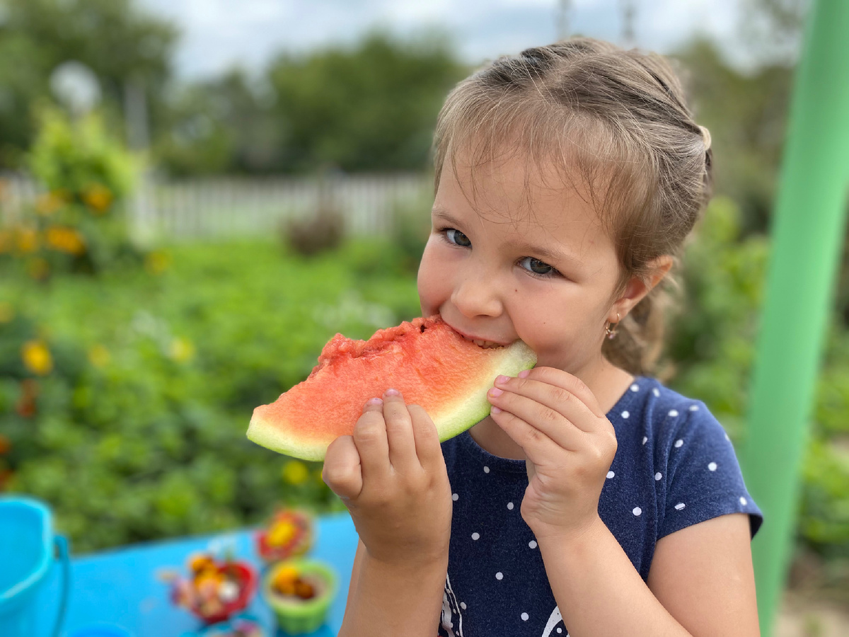 Марьяша с арбузом с бабушкиного огорода. Фото автора.