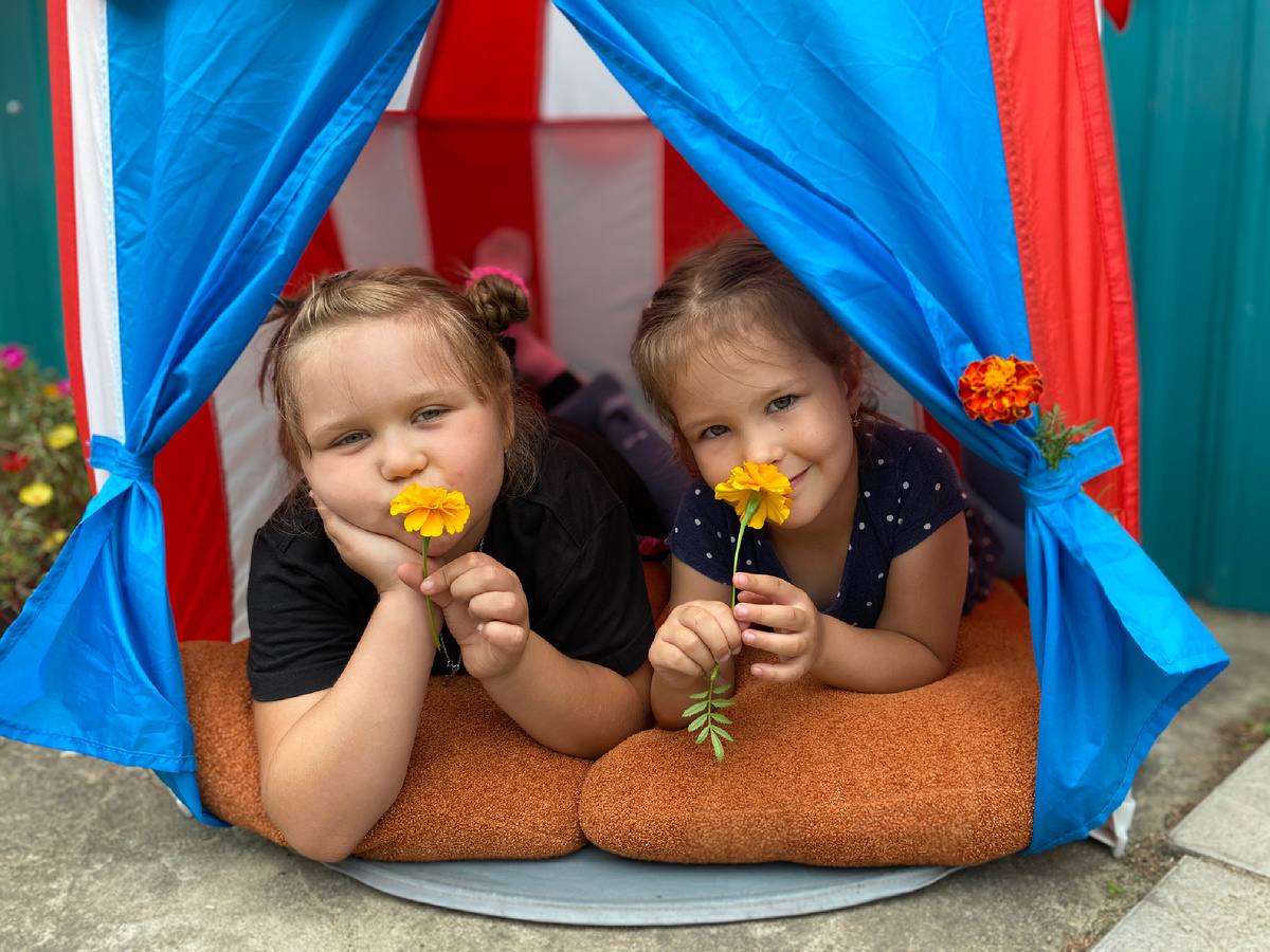 Вот такие девочки.  Даша и Марьяша в домике. Фото автора.