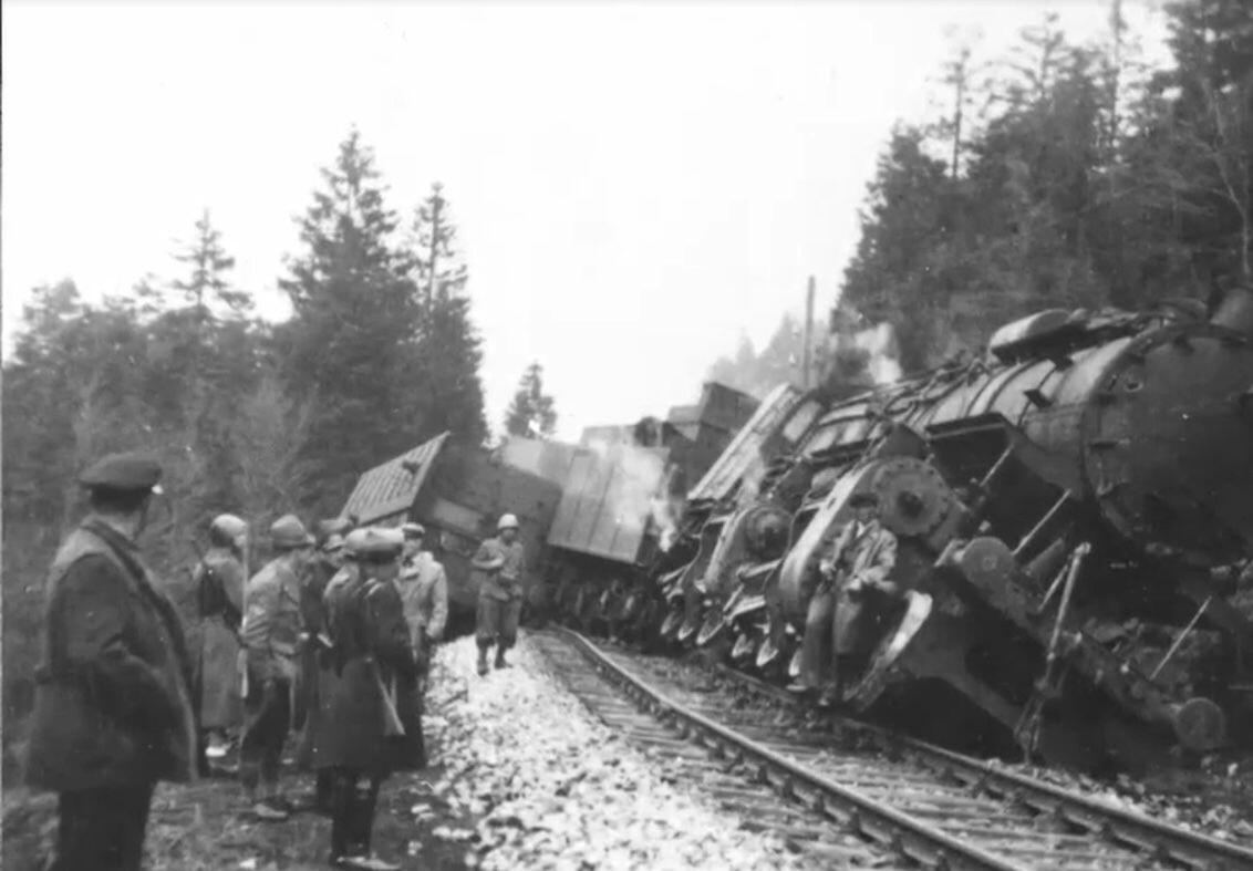 Подрыв железной дороги и немецкого эшелона, осуществленный силами кубанских партизан (предположительно, участок между ст. Афипской и ст. Северской)