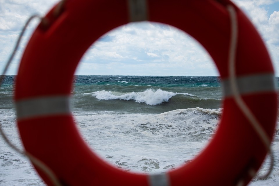    Основная причина гибели людей на воде — купание в штормовом море. Оксана ЗУЙКОВА