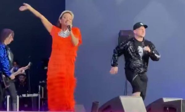    Татьяна Буланова с танцорами. Фото: