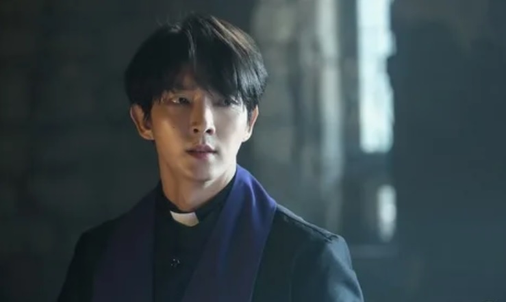 ... и экзорцистов. Хотя против вот этого я бы ничего против не имела. Такой святой отец, прошу пардону, до греха доведёт.