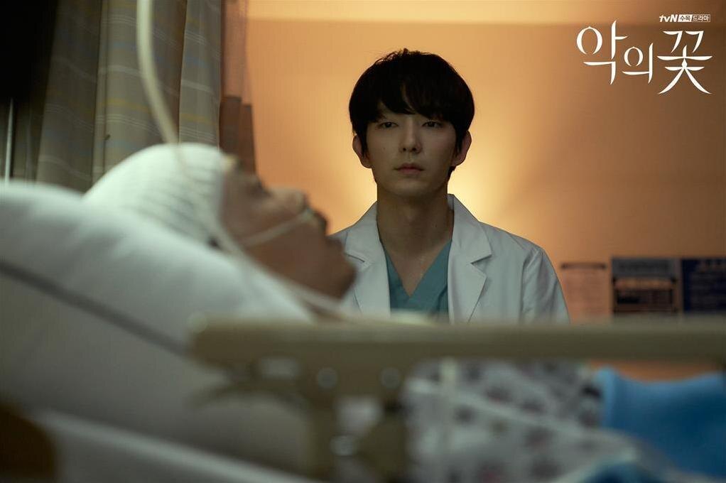 Ну потому что желательно, когда тебе словами изо рта отвечают, а не просто слушают. Причём примерно вот с таким взаимодействием. 