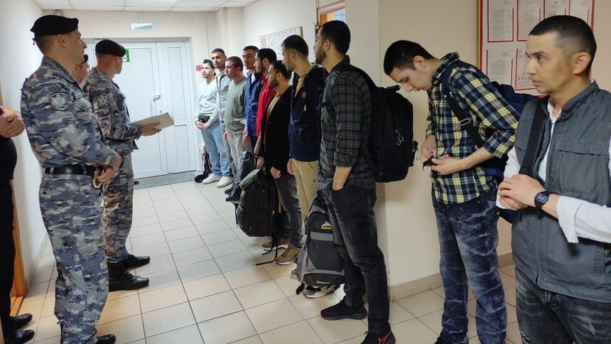 В Омске мигрантов, получивших гражданство, отправляют служить