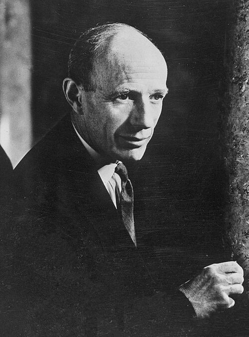 Эдуард Фредерик Линдли Вуд (с 1944 года — 1-й граф Галифакс; 16 апреля 1881 — 23 декабря 1959) — английский политик, один из лидеров консерваторов. В 1925—1931 годах был генерал-губернатором и вице-королём Индии