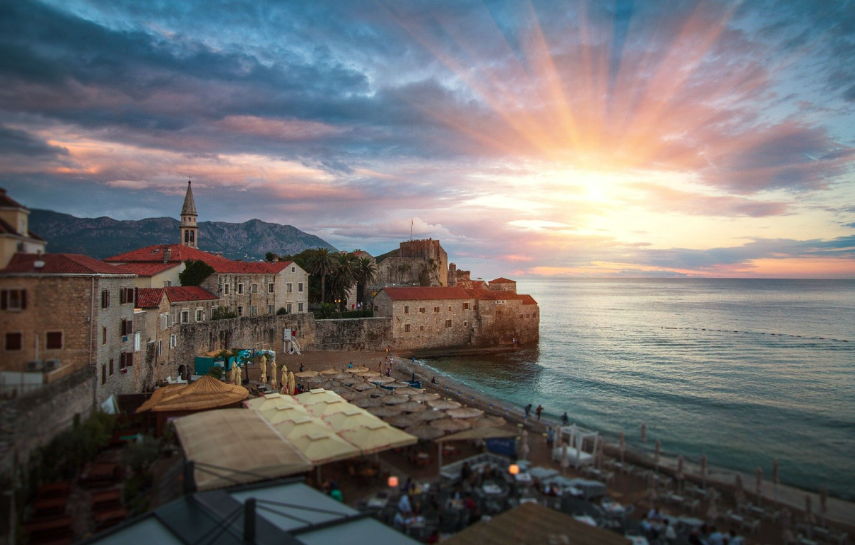 Старый город Будвы на закате