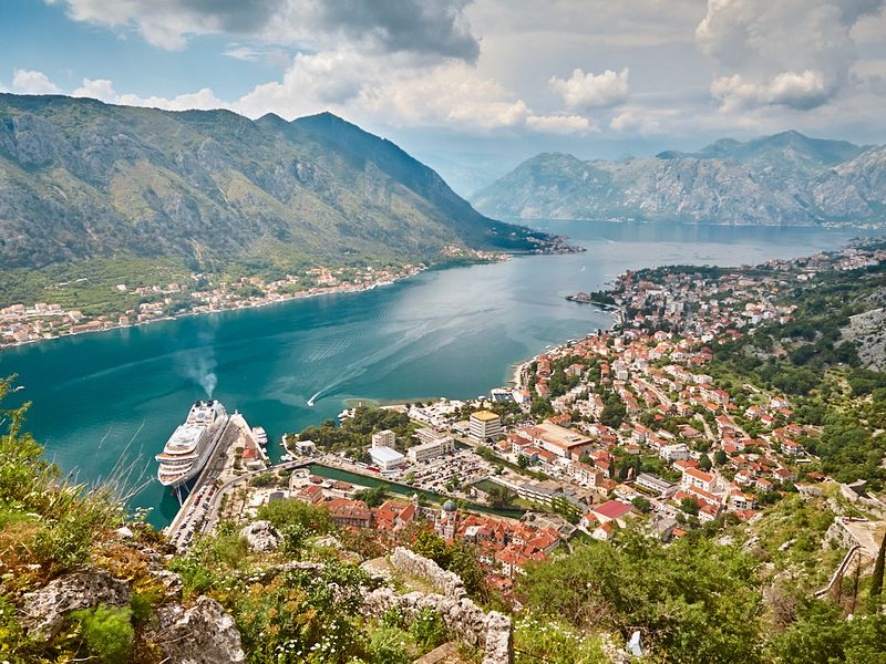 Вид сверху на Которскую бухту.