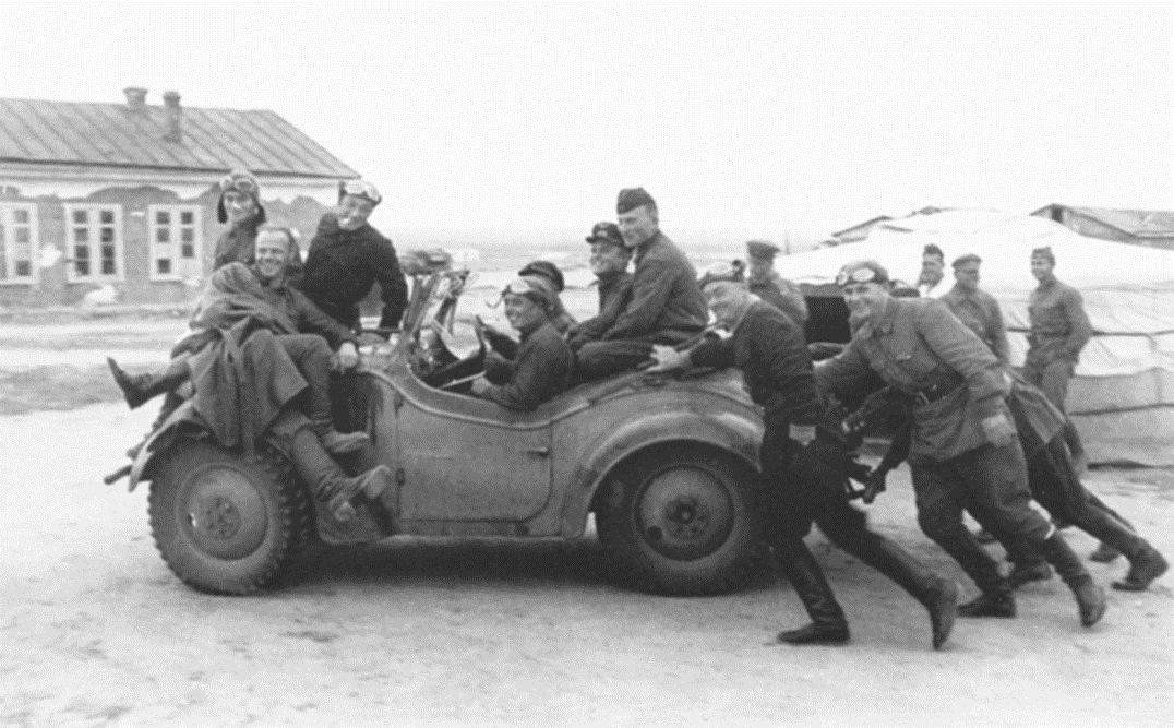 Советские авиаторы позируют на трофейном японском штабном автомобиле на аэродроме в Монголии. Из открытых источников