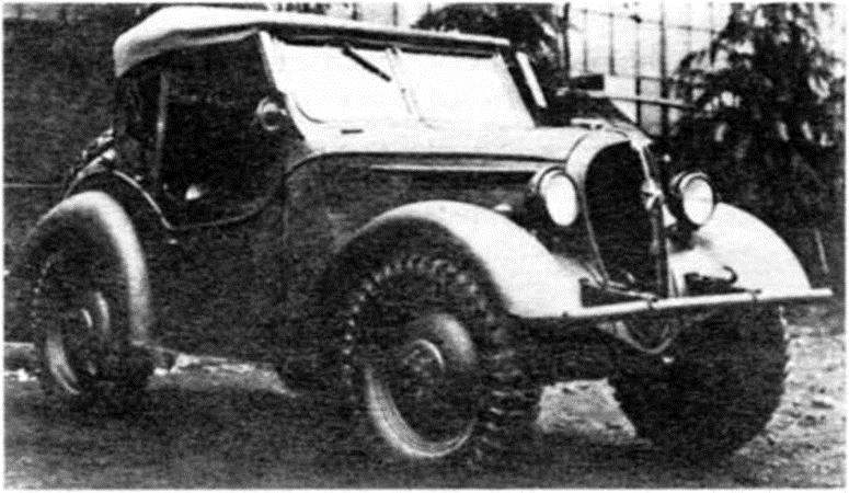 Один из прототипов будущих джипов - японская легкая многоцелевая машина «Курогане Тип 95» (4х4). С простым 2-местным кузовом спортив­ного типа и 33-сильным мотором У2 воздушного охлаждения. 1935 год.