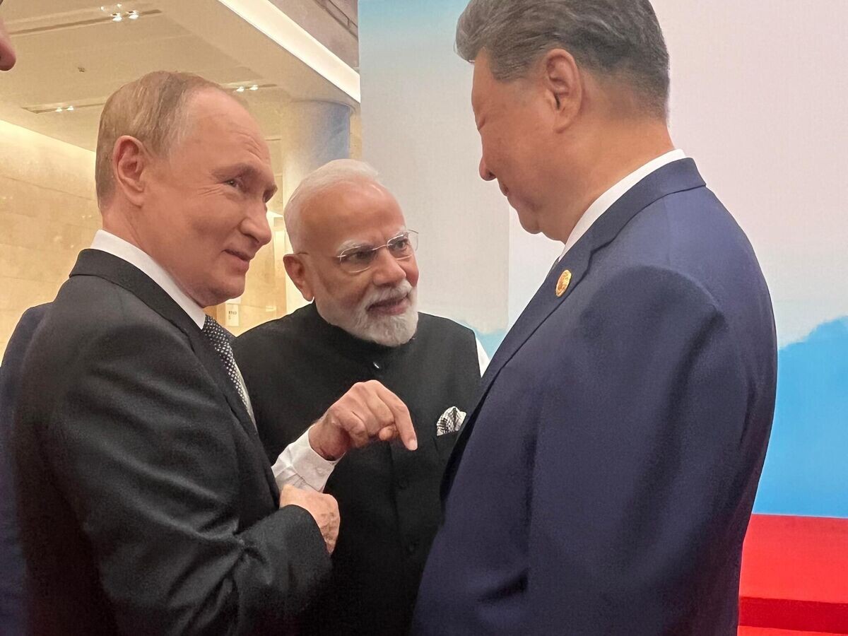   Президент РФ Владимир Путин, премьер-министр Индии Нарендра Моди и председатель КНР Си Цзиньпин на полях саммита ШОС© Фото : Narendra Modi/X