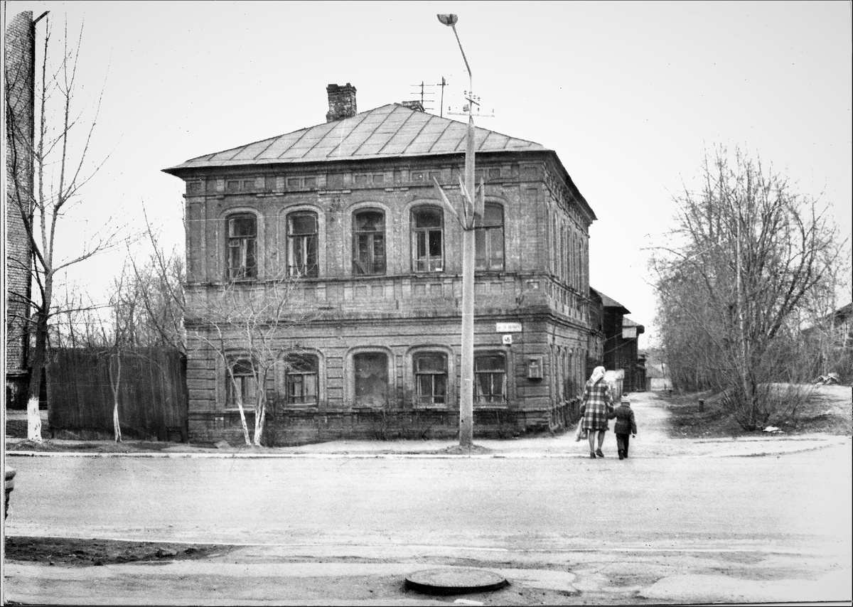 Перекресток улиц Малышева и 25 Октября, примерно 1978 год. Медведева (Шатрова) Нина Васильевна с сыном Александром возвращаются домой
