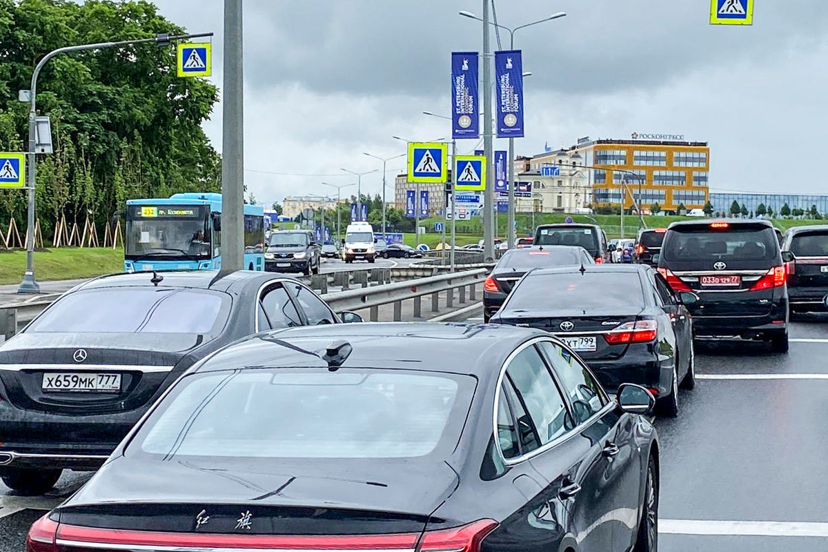 Главной причиной транспортного коллапса стали продолжающиеся дорожные работы по ликвидации колейности на развязке с Софийской.  Фото: Фото: ФедералПресс / Кирилл Конторщиков