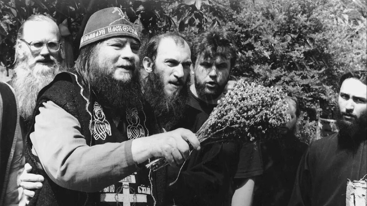  Никогда не рисуйте себе Господа жестоким, карающим! Этим вы оскорбляете Господа, — и, поднимая указательный палец, продолжал: — Он ДОЛГОтерпелив и МНОГОмилостив!.