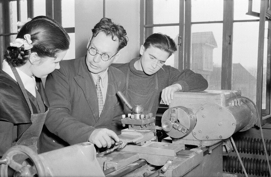 В токарной мастерской