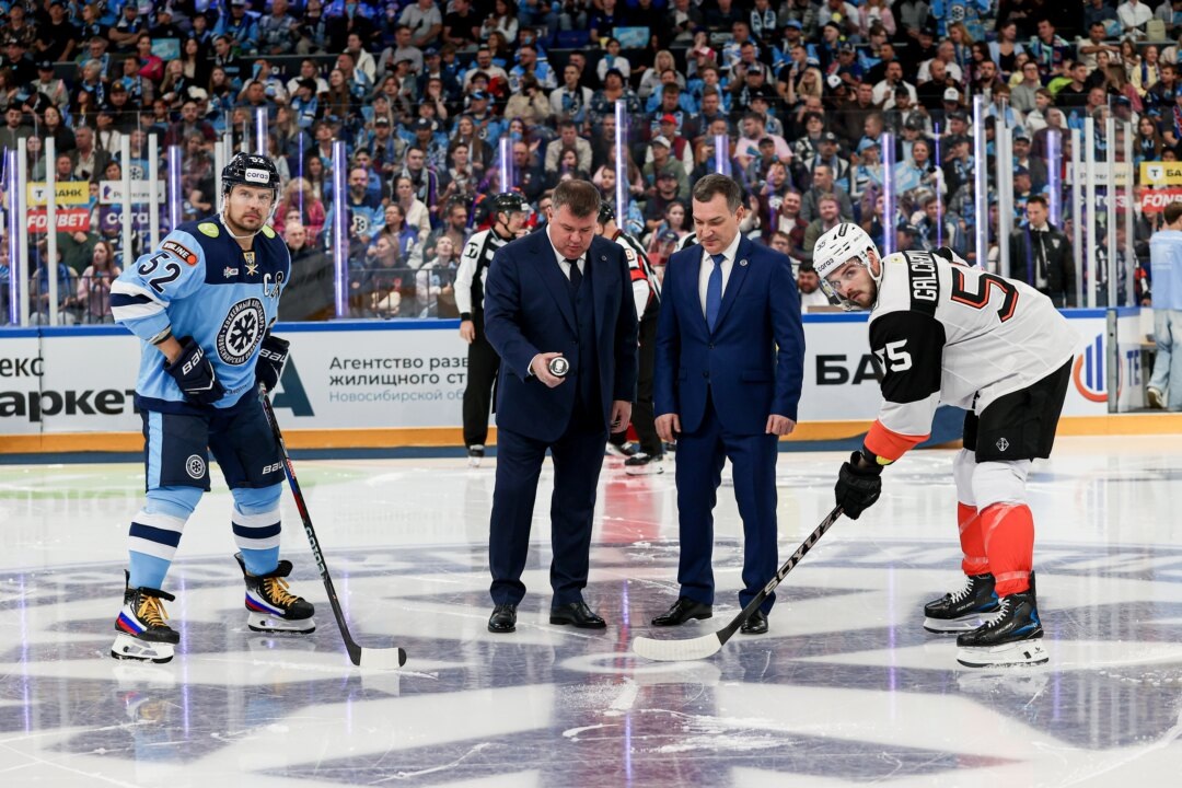    Мэр Новосибирска Максим Кудрявцев (справа) и генеральный директор ХК «Сибирь» Лев Крутохвостов провели символическое вбрасывание шайбы. Фото: официальный аккаунт ХК «Сибирь» в социальной сети «ВКонтакте»