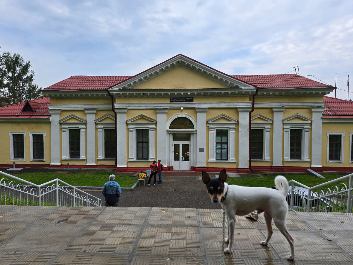 У вокзала в Печорах