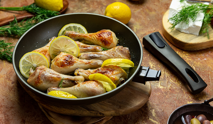 Запеченные куриные ножки с лимоном в сковороде