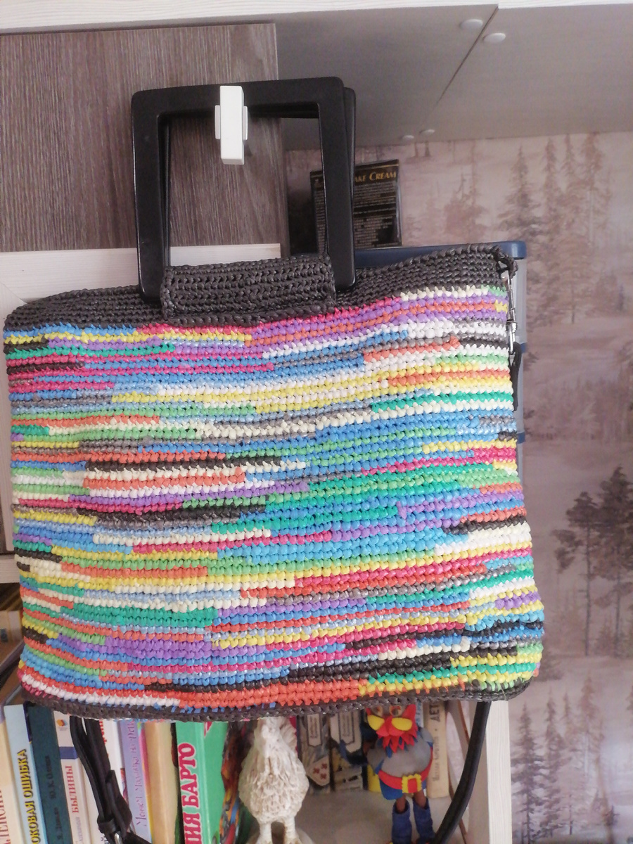 Это последняя из работ. Ношу ее летом практически с любой монохромной одеждой. Благо,спектр цветов на сумочке, позволяет это делать