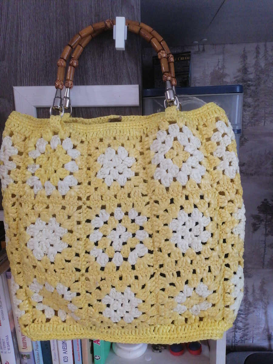 Эта была связана в тон к босоножкам...