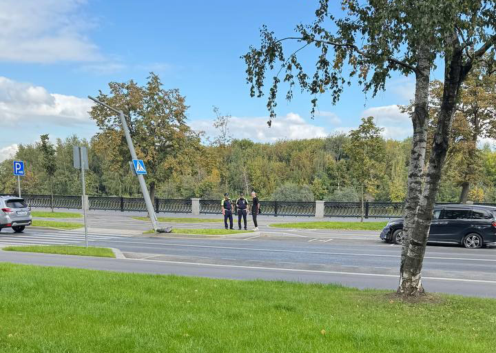 Вот он подбитый столб, а справа автомобил, на который свалят всю вину, хотя виноватсовсем не он.