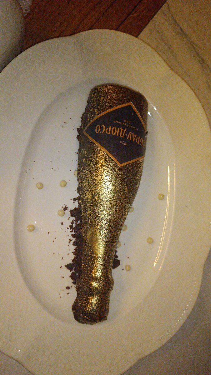 Вчера, вечером полнолуния и затмения дегусьировпла десерты в замечательном ресторане. А потом смотрела, как Луна выходит из тени Земли.