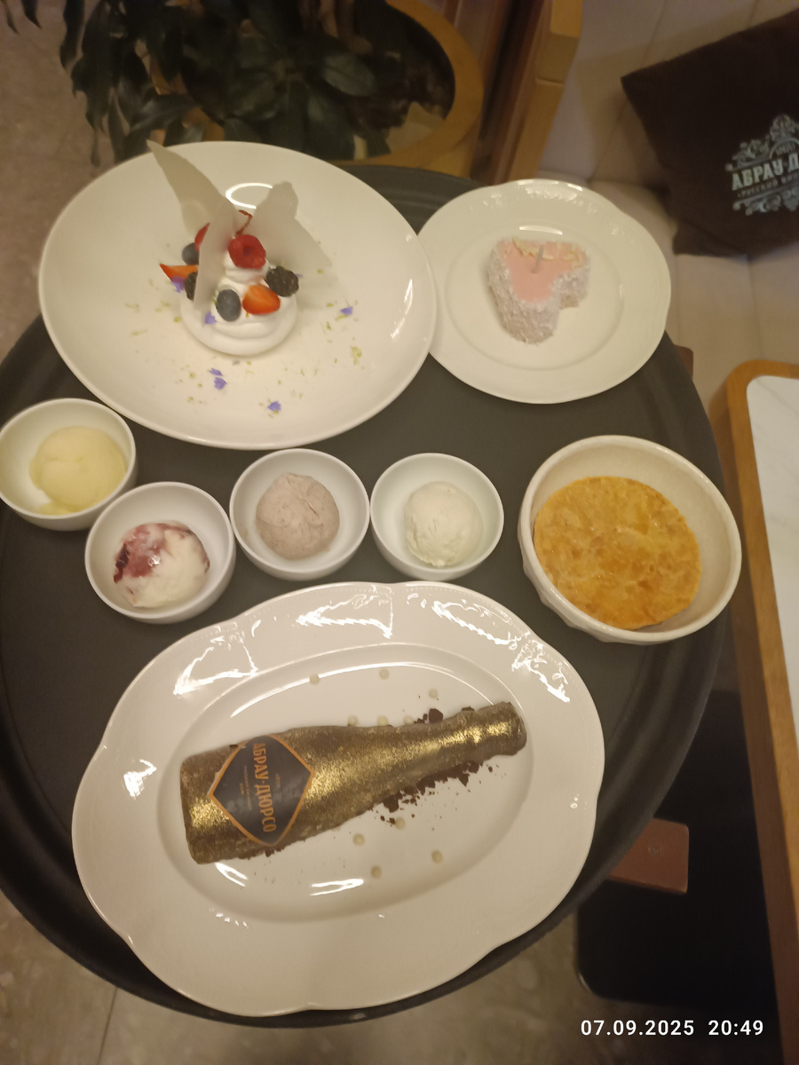 Да, горячее и брускеты тоже были. И были очень интересные, но мы не догадались из запечатлеть.