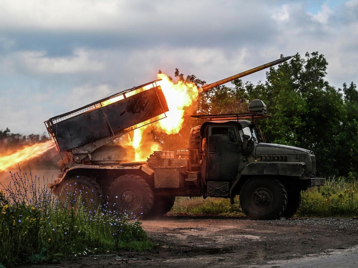    Боевая работа расчета РСЗО "Град"© РИА Новости / Евгений Биятов