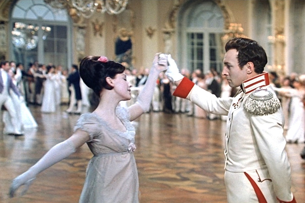    Первый бал Наташи Ростовой. В роли Наташи - Людмила Савельева. Экранизация романа 1967 года. / Фото: "Парадиз"