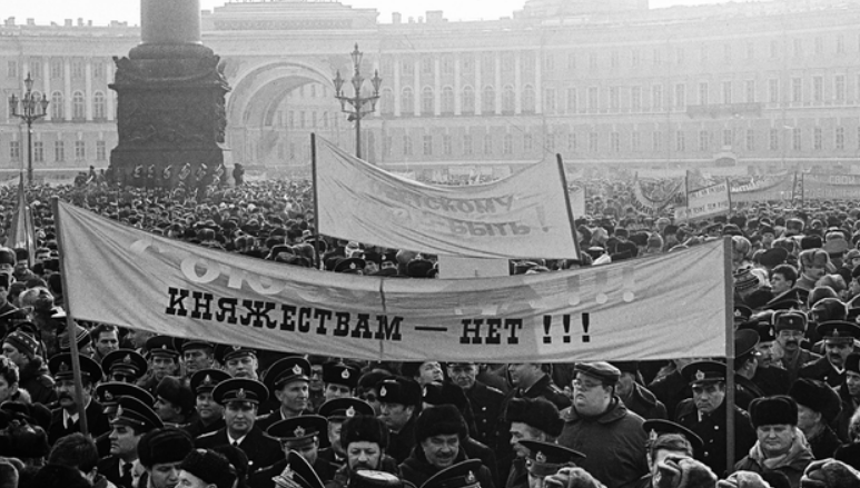 Митинг на Дворцовой площади против развала СССР в защиту армии. 23 февраля 1991 года. Фото: Photoagency Interpress/Global Look Press