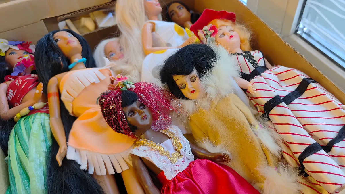 коллекционирование кукол: мои куклы в коробке. В одну все не влезли. Ведь есть ещё и ссср, гдр и куклыы мира (американки)