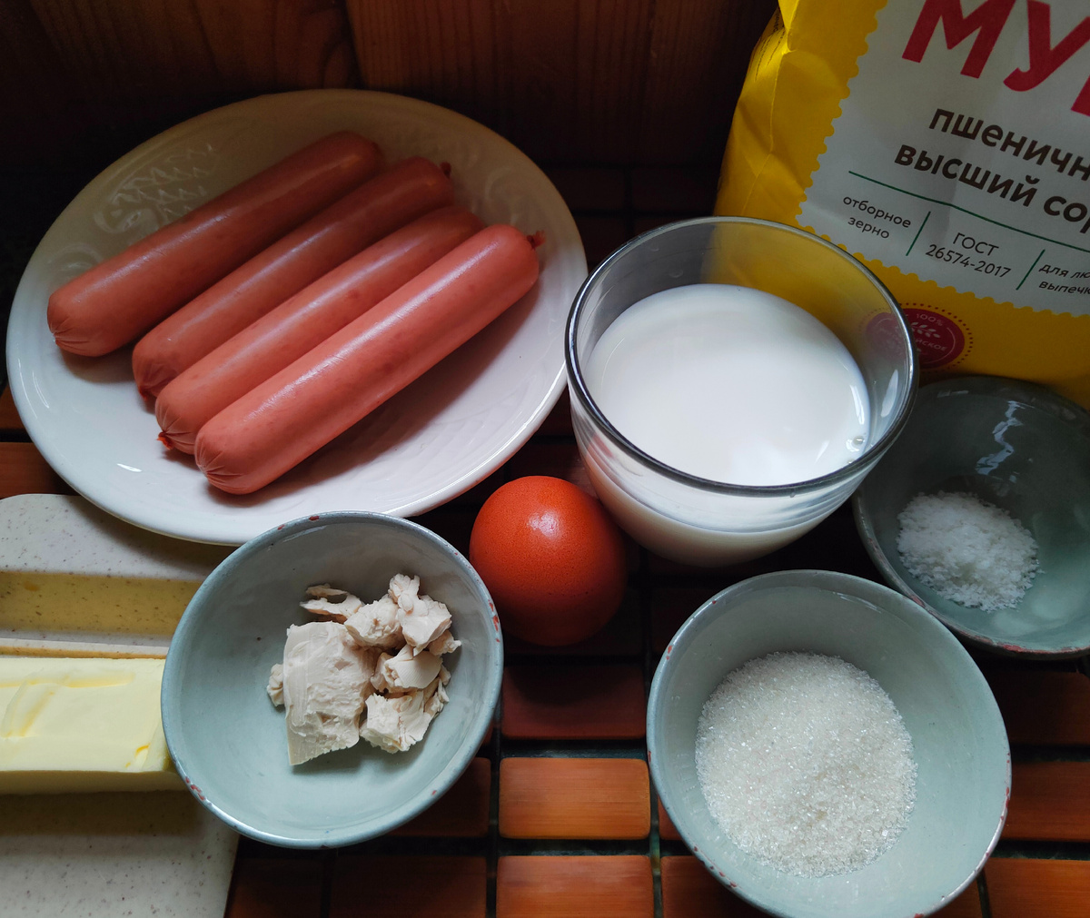 Я использую сосиски из индейки. Помимо относительно хорошего состава и вкуса, у них есть ещё одно важное преимущество - они не деформируются во время приготовления. 