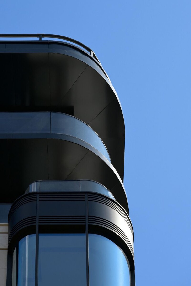 Стеклянное ограждение с верхним круглым поручнем и закругленным стеклом.