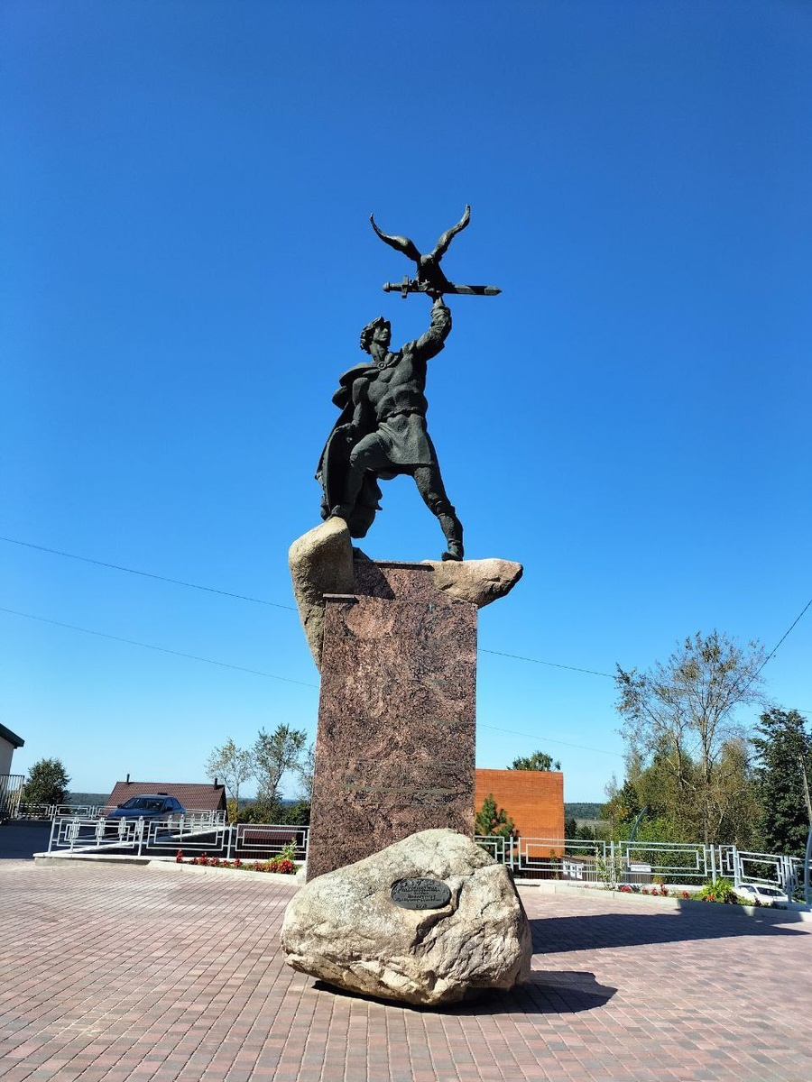 Памятник основателю Ярославу Храброму-Донскому