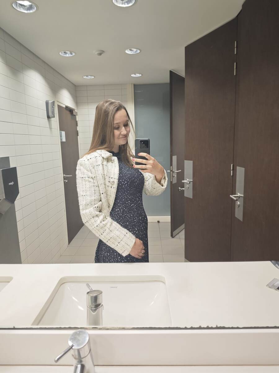 Это платье по фигуре, но тянущееся. Можно носить во время беременности, пусть и не на последних сроках. 