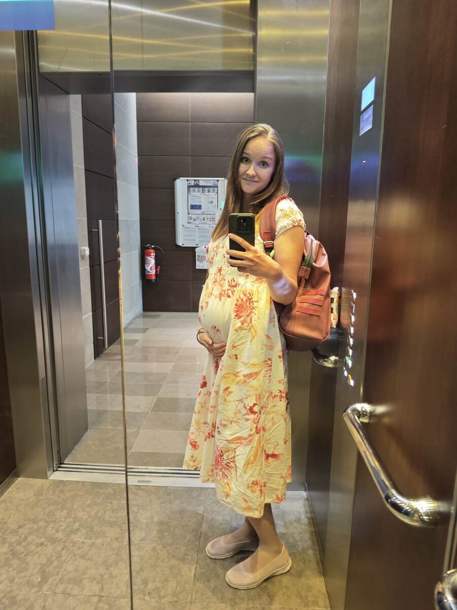 Одно из любимых летных - на груди резика, дальше свободное. Уместит живот любого размера)