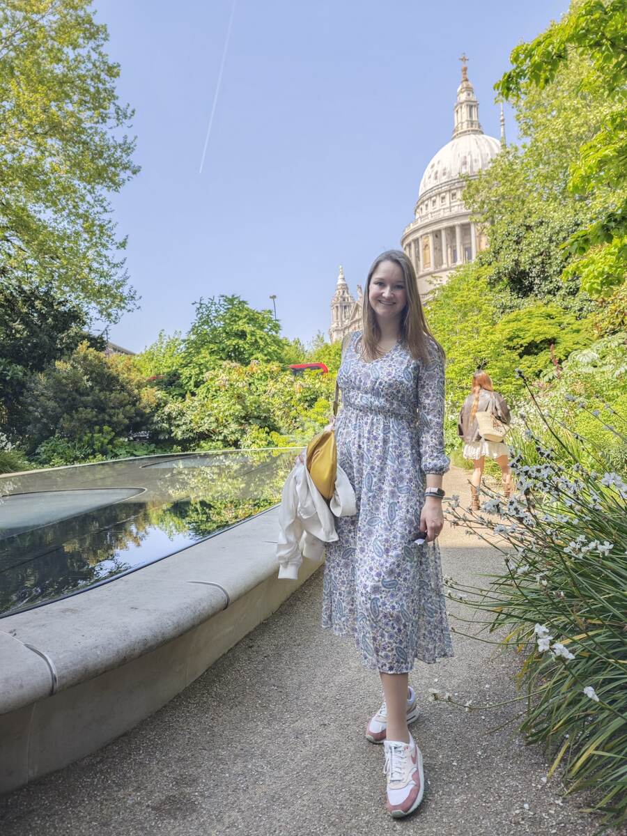 Резинка под грудью, дальше свободное - мне очень нравится