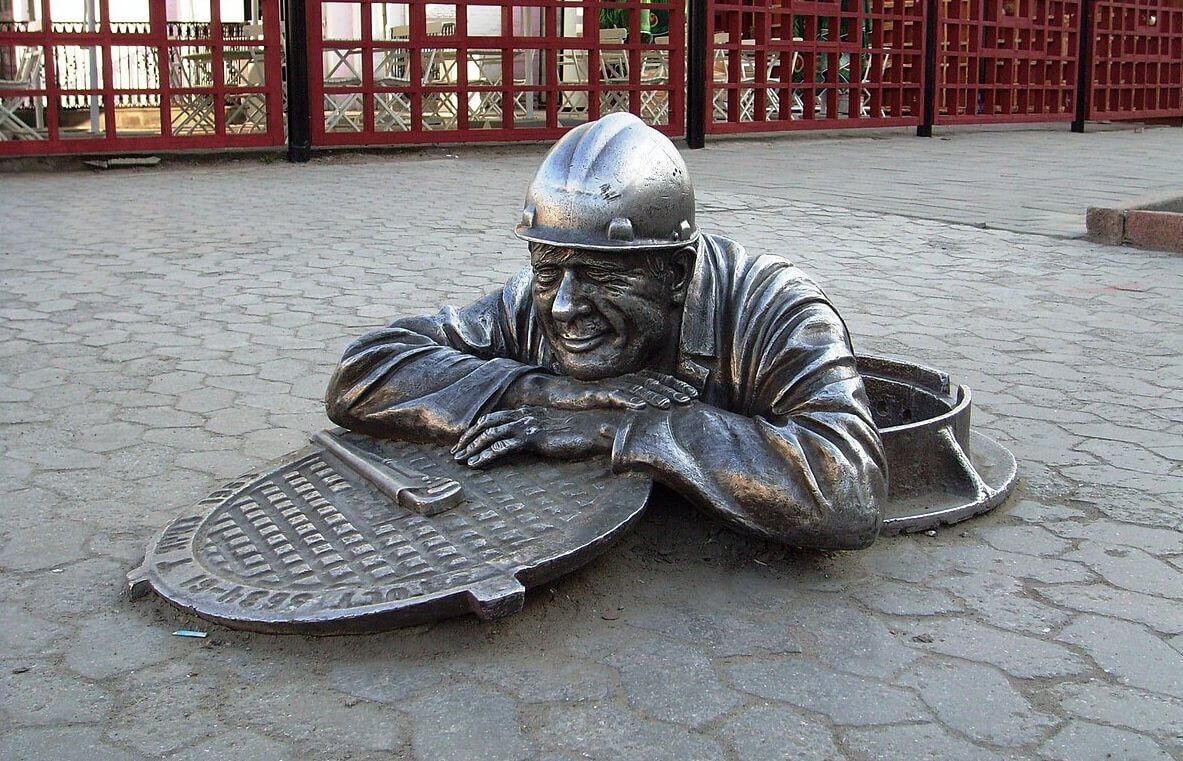    Скульптура «Слесарь Степаныч» в Омске. Источник фотографии: wikimedia.org