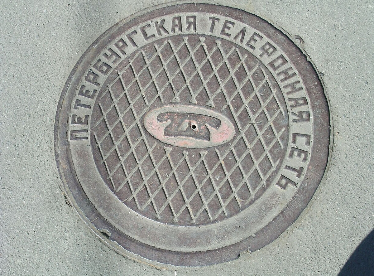    Телефонный люк в Санкт-Петербурге. Источник фотографии: wikimedia.org