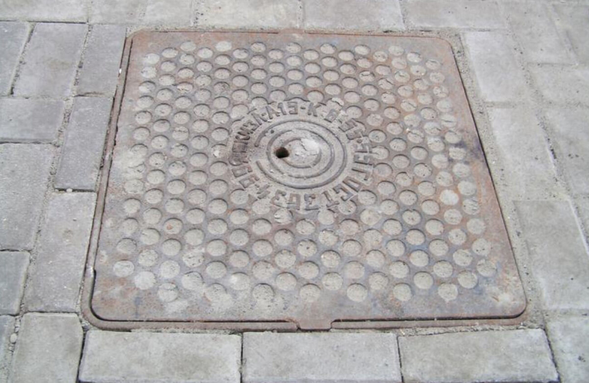    Несмотря на все написанное выше, квадратные канализационные люки тоже существуют. Источник фотографии: habr.com