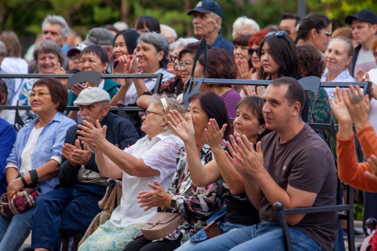 Зрители «Бульвара выходного дня» в Черногорском парке Абакана тепло приветствовали тувинских музыкантов, равнодушных не было
