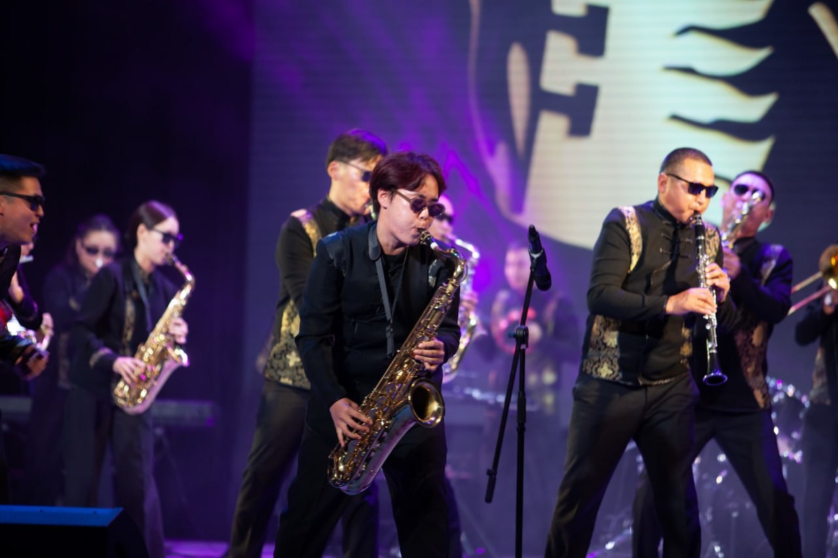 Заключительная композиция «Иду на ВЫ!», прозвучавшая на концерте в Минусинске, во второй раз подняла зал. Аплодисменты! Крики «Браво»!