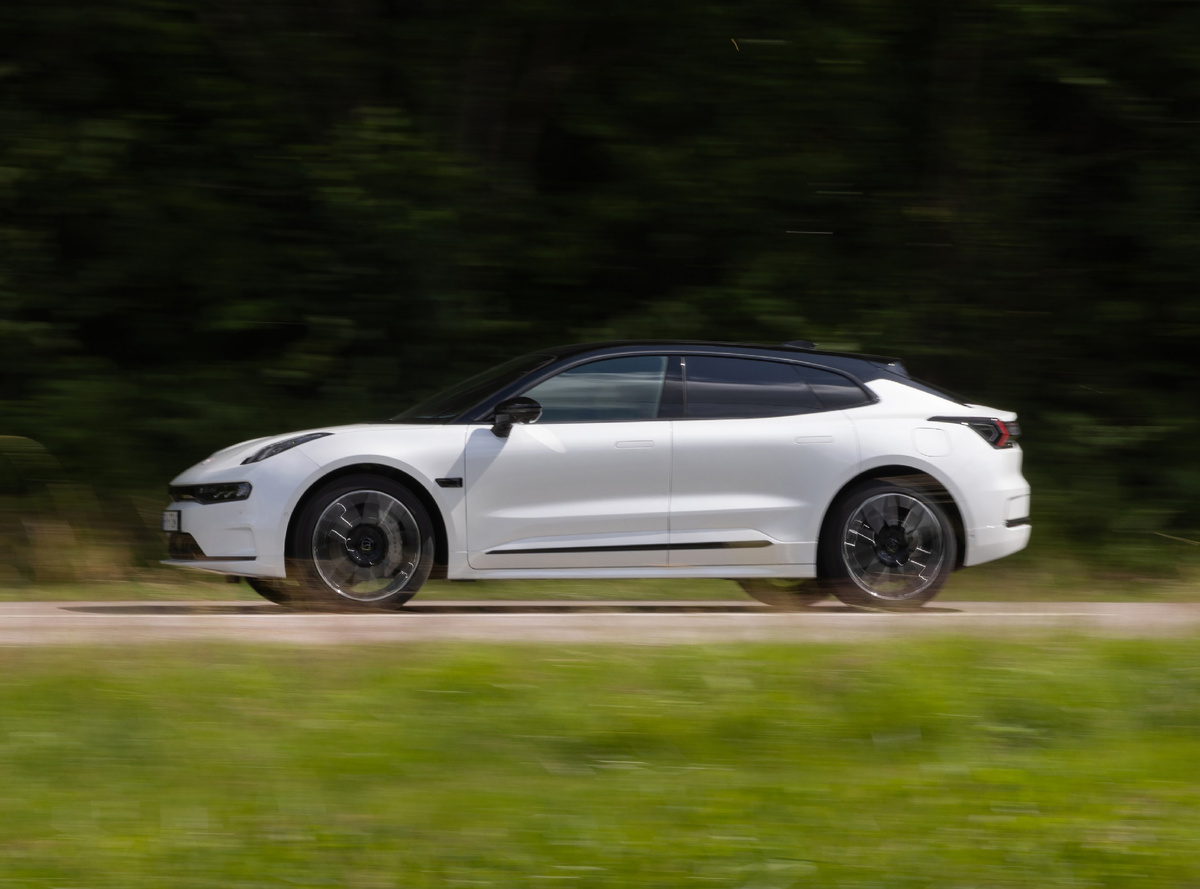 Реальный запас хода Zeekr 001: 470 км против обещанных 616 км. Расход энергии,  влияние скорости и практические советы, как проехать 600 км на одном заряде.