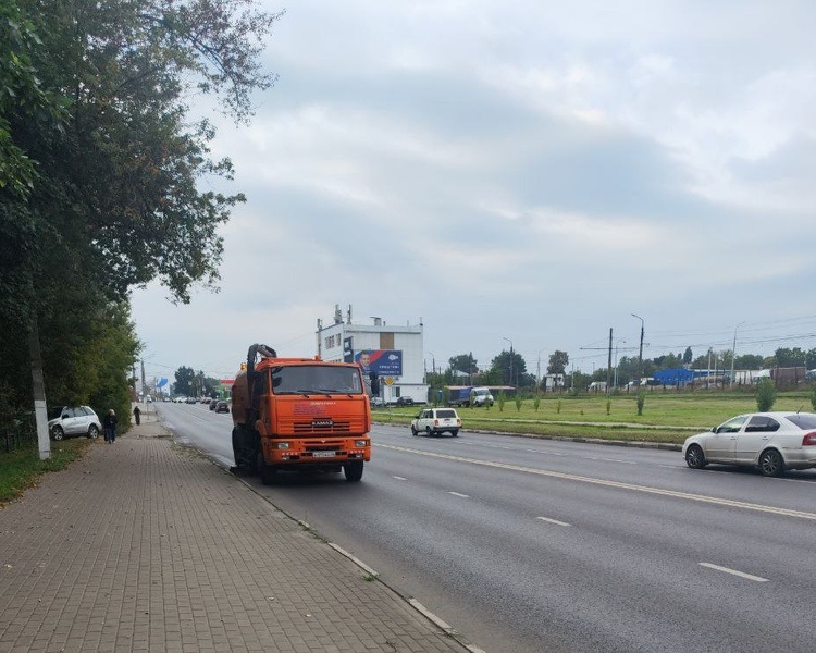     В уборке Курска заняты 55 человек и 49 единиц техники