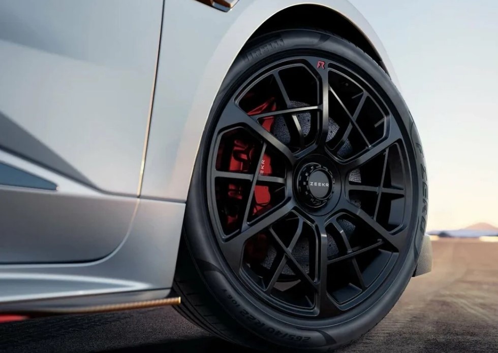 Арка Zeekr 001 в спортивном режиме
