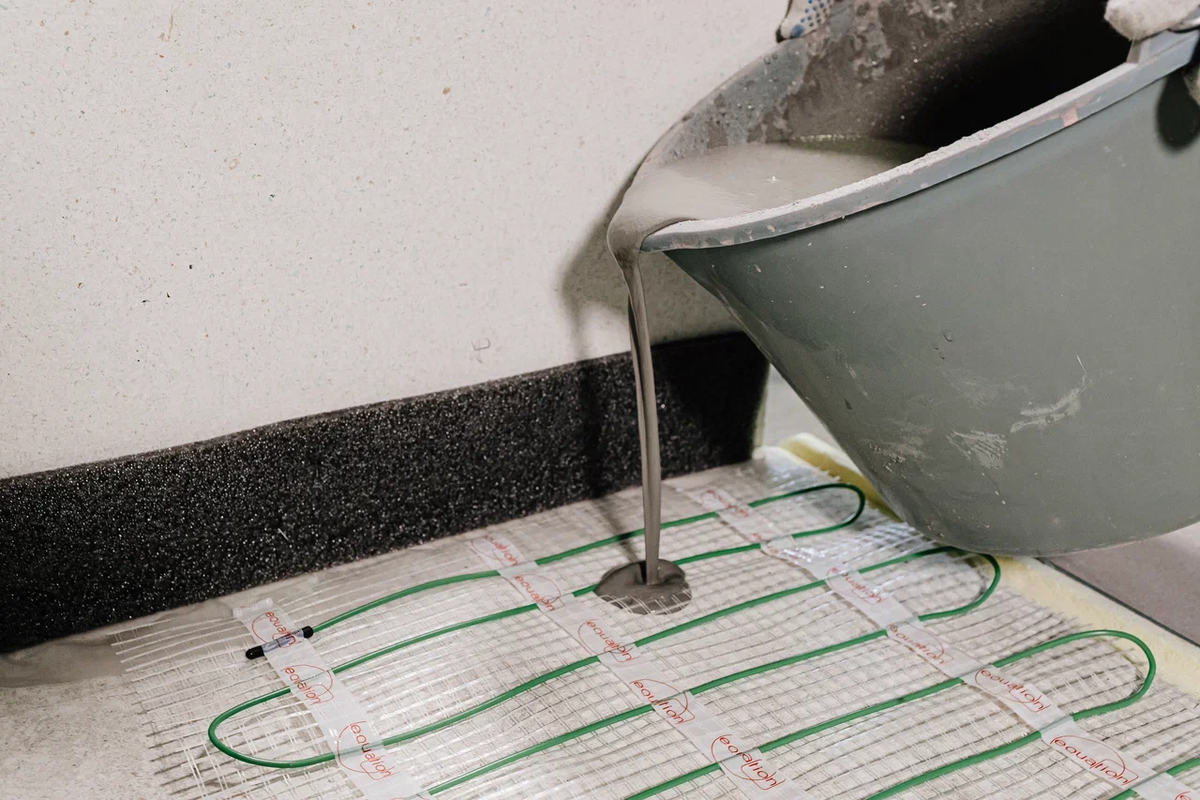 Если укладываете электрические маты в толщу наливного пола, рекомендуем использовать составы, усиленные фиброй