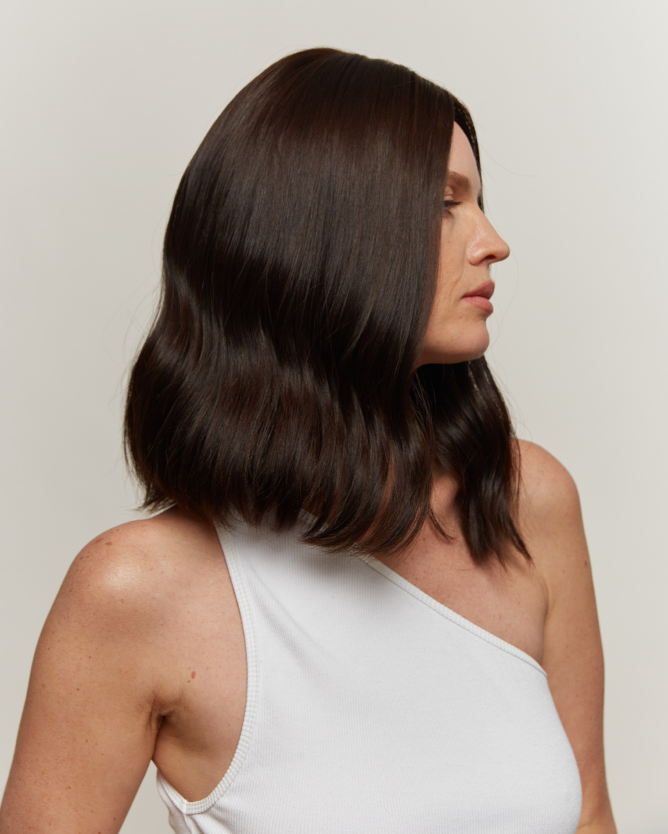 Алиса выбрала второй вариант — длинный боб с ручной вязкой и монопробором.