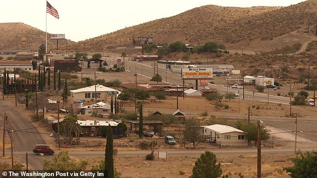 Серчлайт, небольшой городок в пустыне с населением около 500 человек, расположен примерно в 60 милях к югу от Лас-Вегаса.