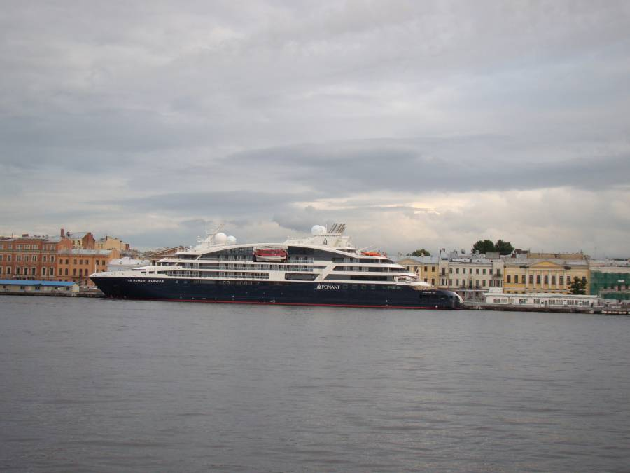 Экспедиционный лайнер «Le Dumont-d'Urville» в Санкт-Петербурге, 2019 год (Фото Андрея Максимова)