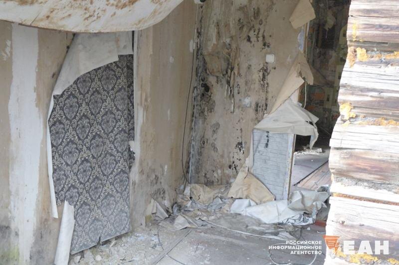    Выкупленная ООО «Мистраль» часть дома рушится, а во второй части живут люди