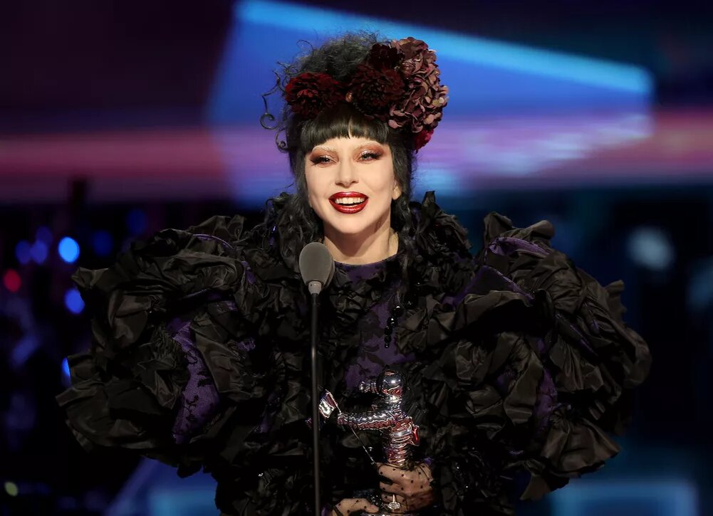   Почему Леди Гага покинула церемонию MTV VMA сразу после вручения награды